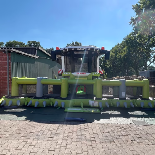 CLAAS JAGUAR 1200 Hüpfburg Frontansicht mit ORBIS 10500 Schneidwerk