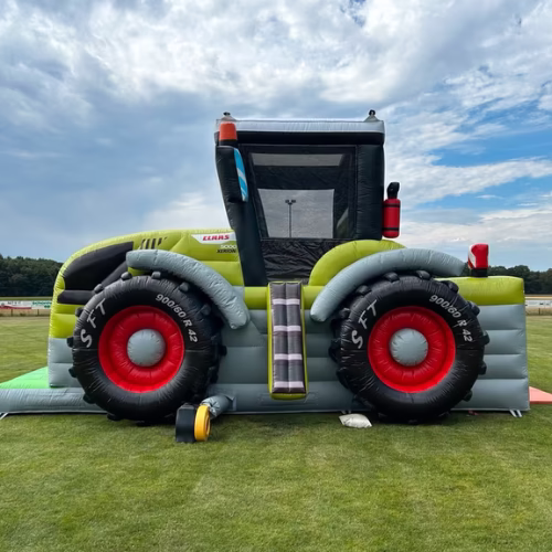 CLAAS XERION Werbehüpfburg Seitenansicht von links auf Rasenfläche