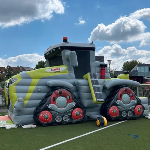 CLAAS XERION Raupentraktor Werbehüpfburg vor blauem Himmel