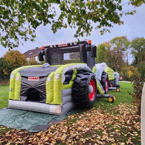 CLAAS Quaderballenpresse Werbehüpfburg im Hofgelände