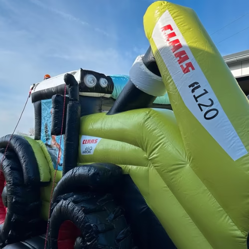 CLAAS Traktor Werbehüpfburg mit Frontlader R120 in Nahaufnahme