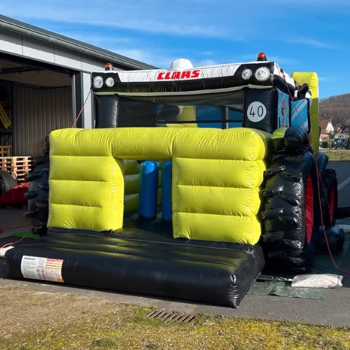 CLAAS Traktor Werbehüpfburg mit 40 km h Schild vor Lagerhalle