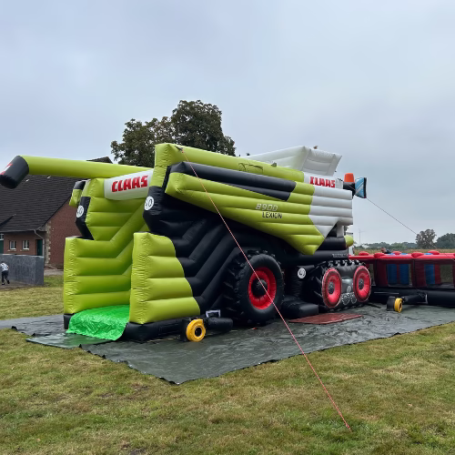 Seitenansicht CLAAS LEXION Mähdrescher Werbehüpfburg im Garten