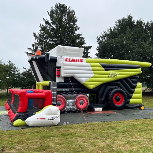 CLAAS LEXION Werbehüpfburg mit rotem Schneidwerk im Detail