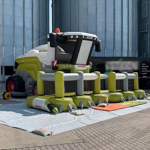 CLAAS JAGUAR Werbehüpfburg auf Hofgelände vor Getreidesilos