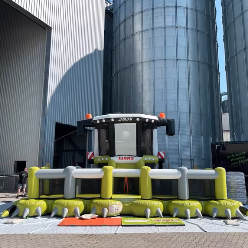 CLAAS JAGUAR Werbehüpfburg Frontansicht vor Silos auf Hofgelände