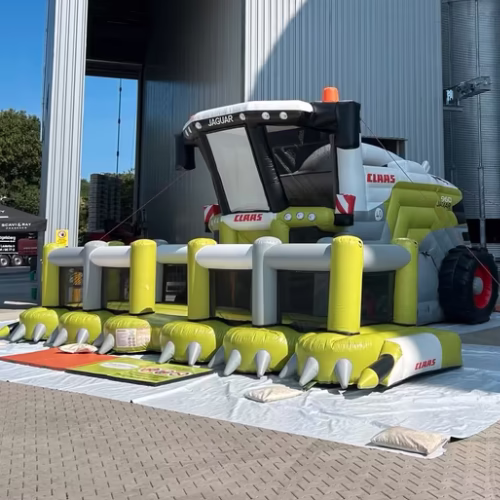 CLAAS JAGUAR Feldhäcksler Werbehüpfburg vor Getreidesilos