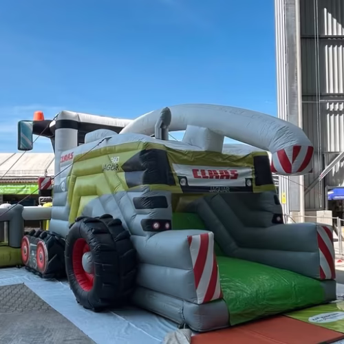 Innenansicht CLAAS JAGUAR Feldhäcksler Werbehüpfburg mit Reifen-Detail