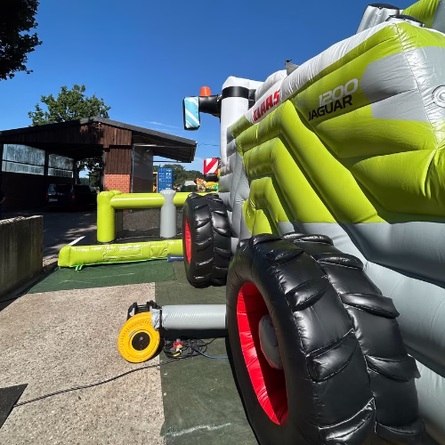 CLAAS JAGUAR 1200 Hüpfburg Reifendetail mit rotem Felgen-Design