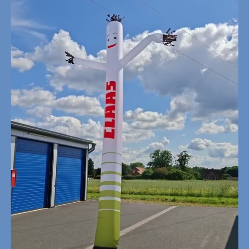 Zwei aufblasbare CLAAS Skydancer nebeneinander als Werbe-Duo