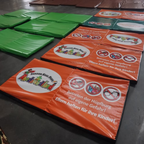 Schutzmatten und Sicherheitsbanner für Hüpfburgen mit Verhaltensregeln